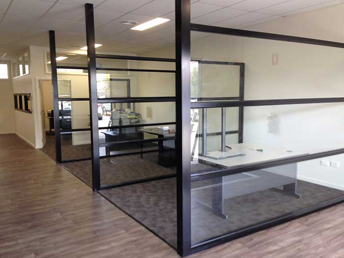 استفاده از پارتیشن های شیشه ای در طراحی دکوراسیون داخلی محل کار